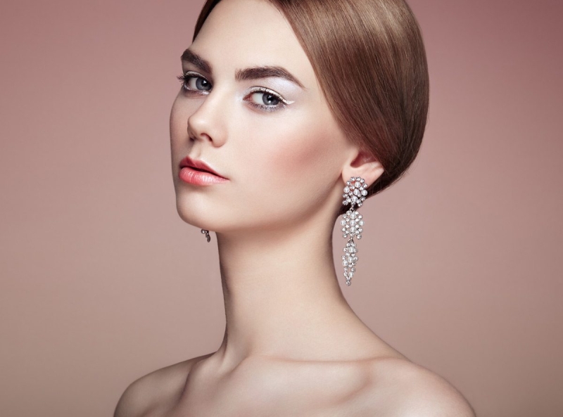 fashion-portrait-of-young-beautiful-woman